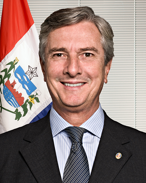 Senador Fernando Collor (PTB/AL) e outros.