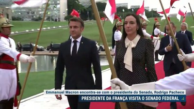 Macron no Senado: presidente da França sobe a rampa e é recebido pelos parlamentares