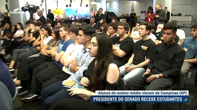 Presidente do Senado recebe estudantes